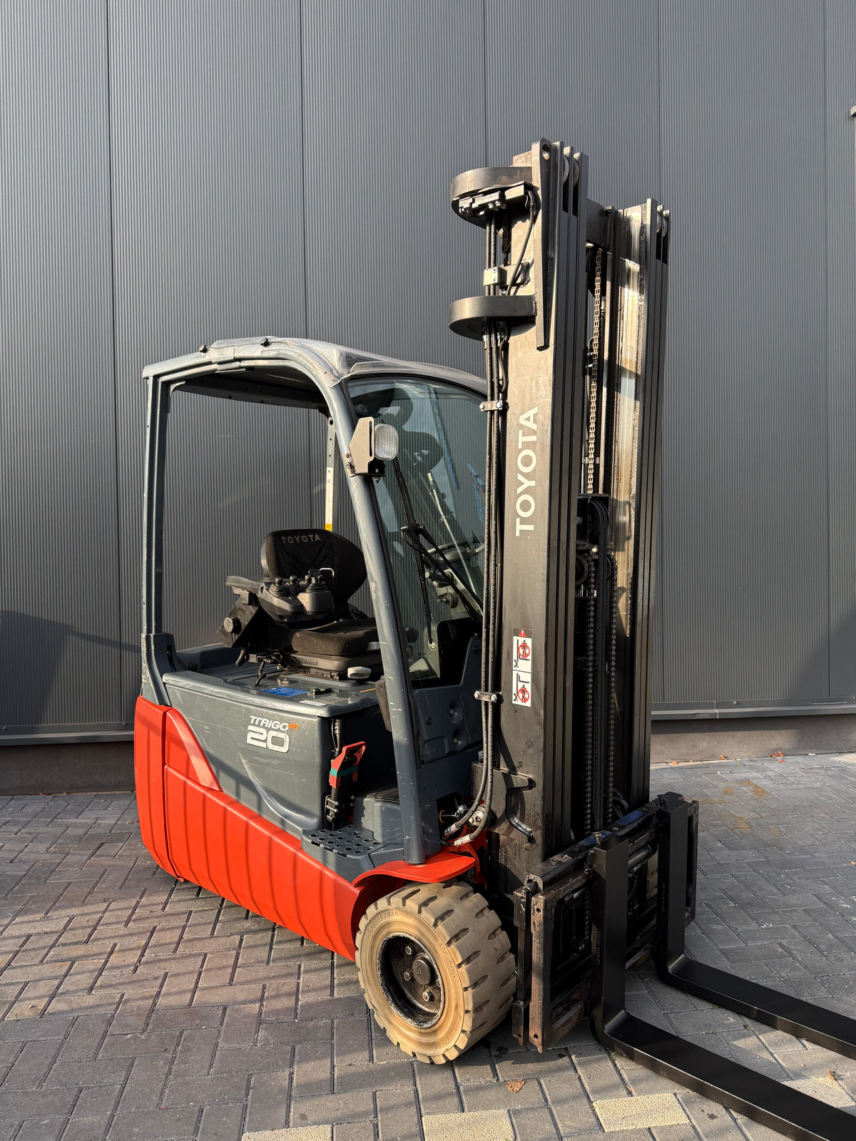 B00029 - TOYOTA 8FBE20T 2000KG TRIPLEX 5,5M BJ2016 7200UUR TOP BATT