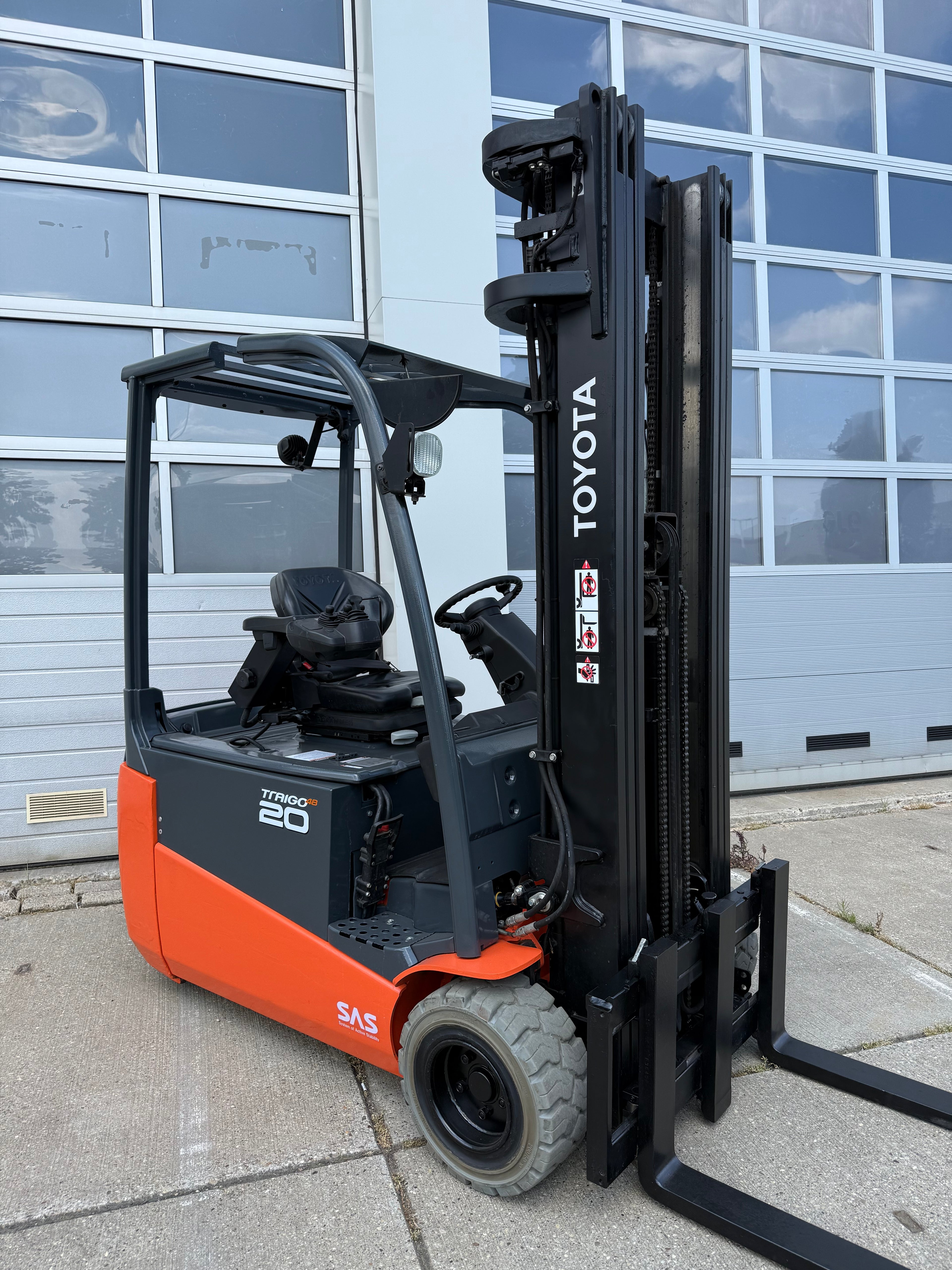 B00022 TOYOTA 8FBE20T 2000KG TRIPLEX 5,50M BJ.2018 7000UUR + SIDE SHIFT