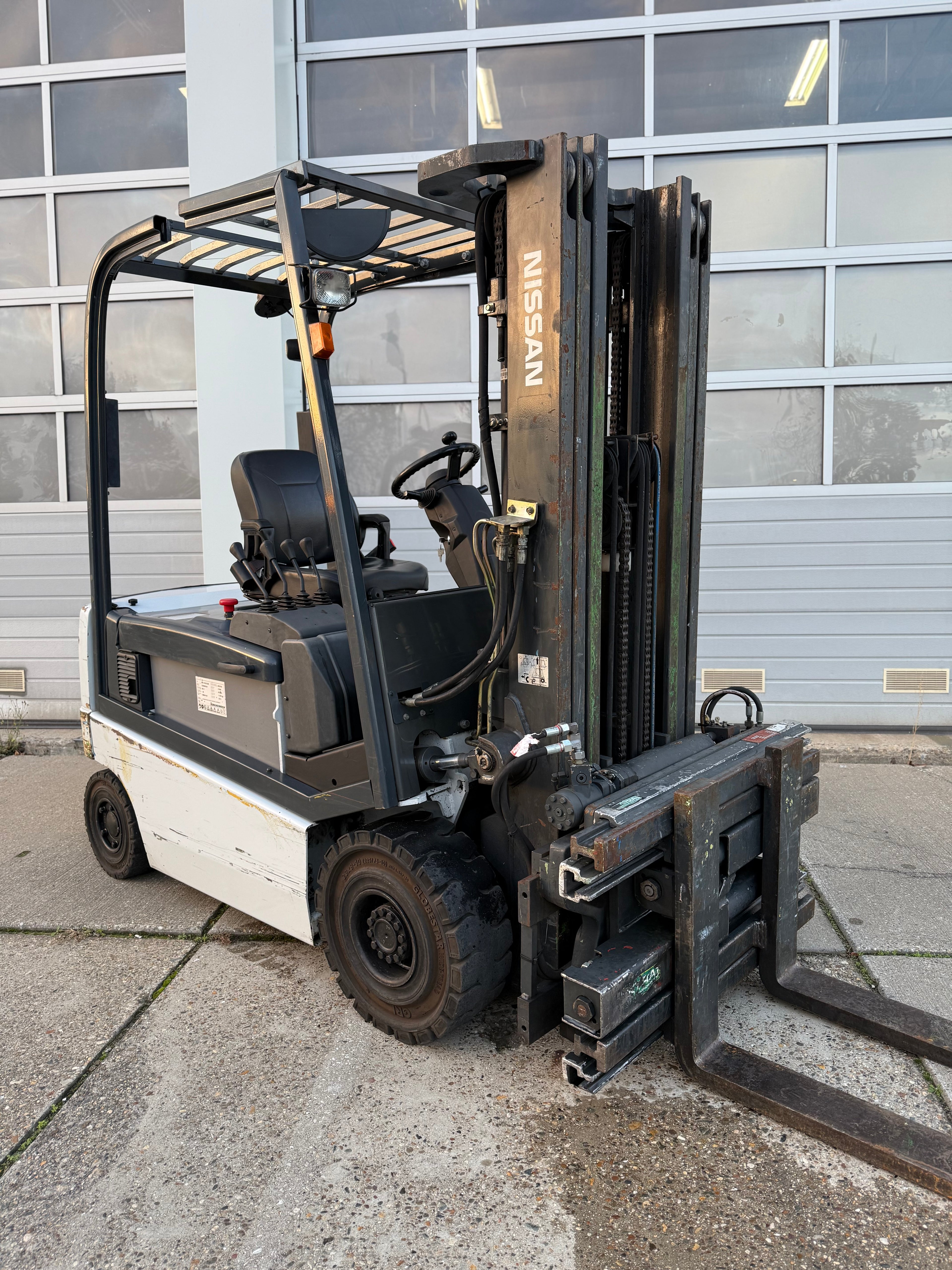 B00011 - NISSAN 2500KG BJ2013 TRIPLEX 4,75M SPREIDKANTEL BORD 360* HEFTRUCK