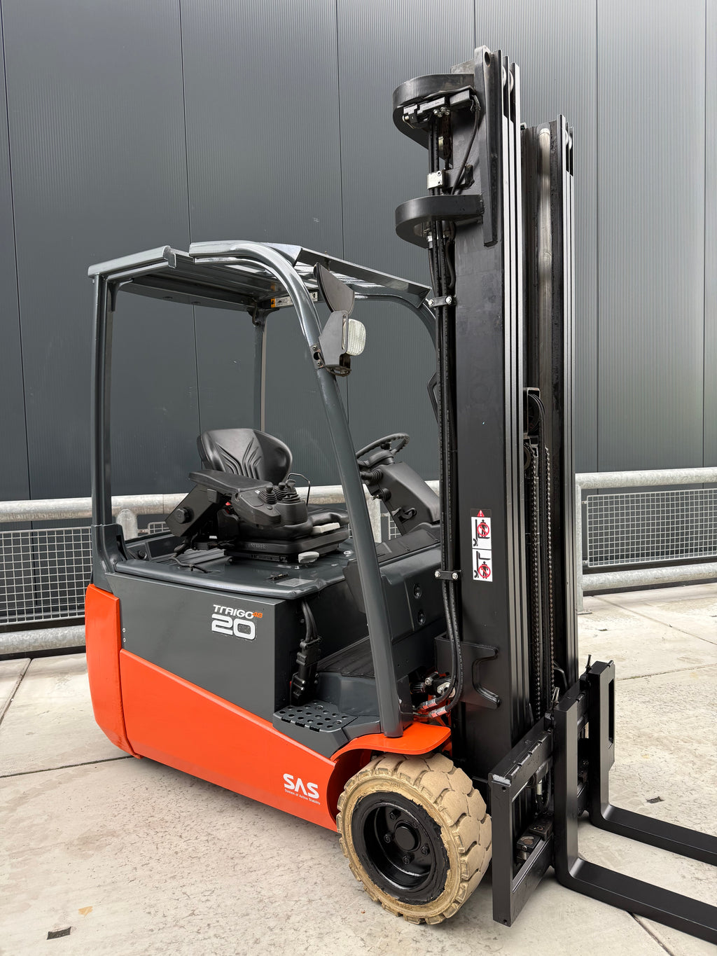 B00021 TOYOTA 8FBE20T 2000KG TRIPLEX 5,50M BJ.2019 8000UUR + SIDE SHIFT
