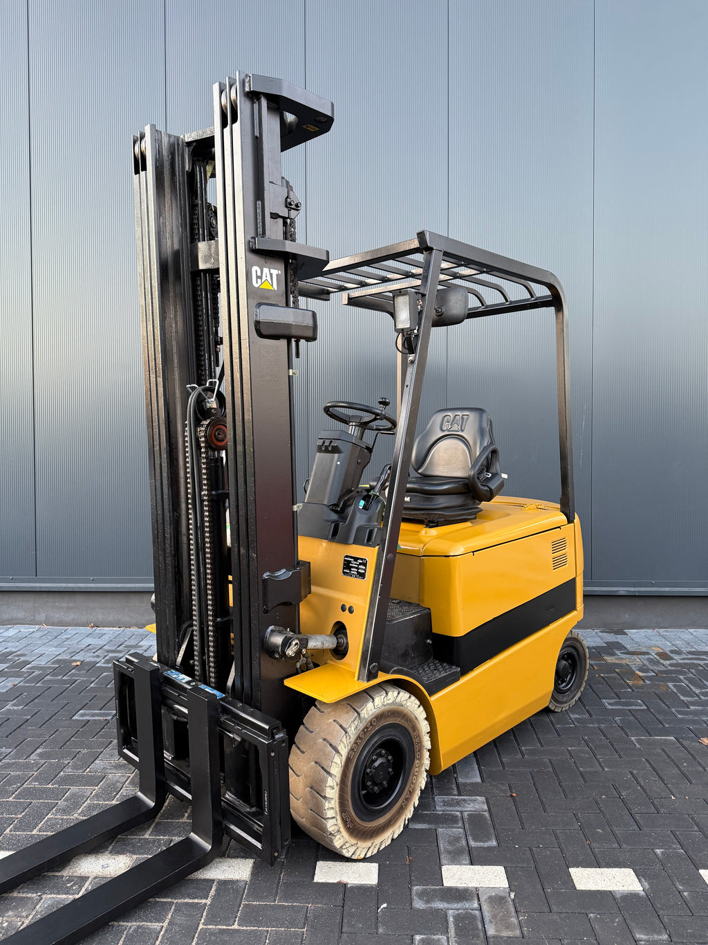 B00004 - CATERPILLAR EP25K 2500KG TRIPLEX 6.0M 6000UUR BJ. 2006