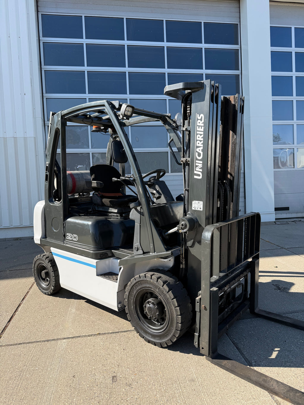 B00015 - 2021 LPG UNICARRIERS 2000KG 6400UUR TRIPLO 4,75 + SIDE SHIFT