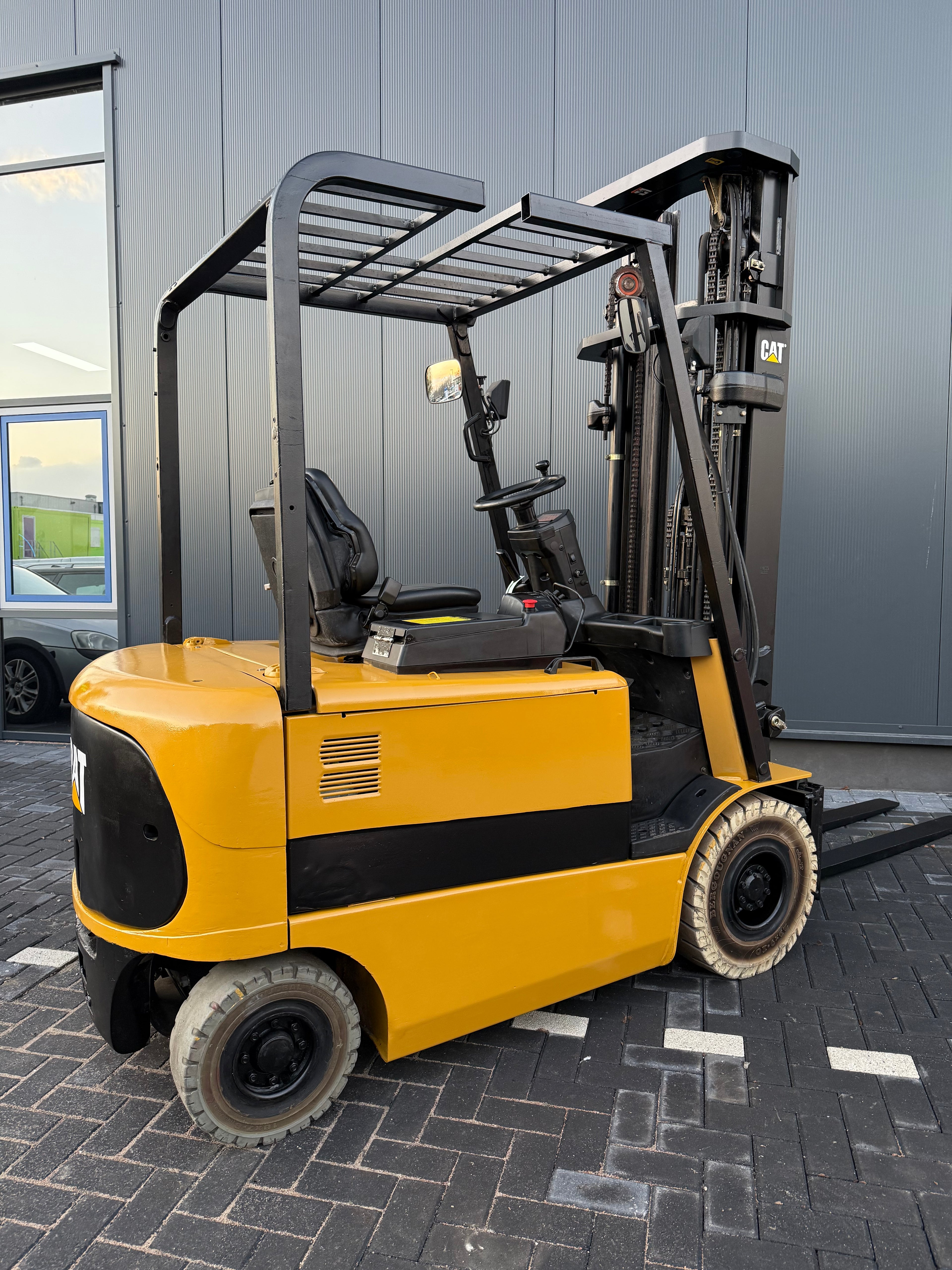 B00004 - CATERPILLAR EP25K 2500KG TRIPLEX 6.0M 6000UUR BJ. 2006