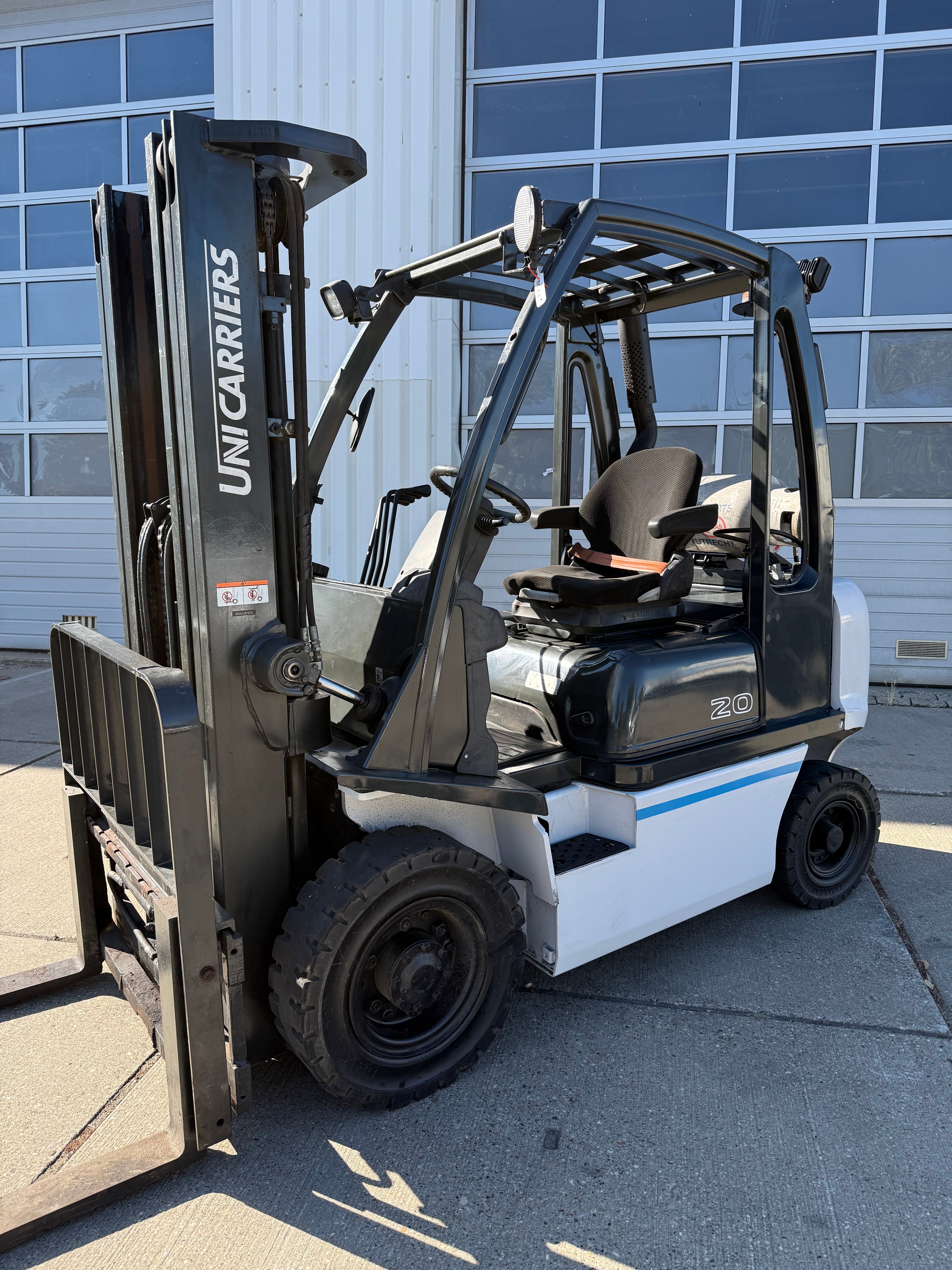 B00015 - 2021 LPG UNICARRIERS 2000KG 6400UUR TRIPLO 4,75 + SIDE SHIFT