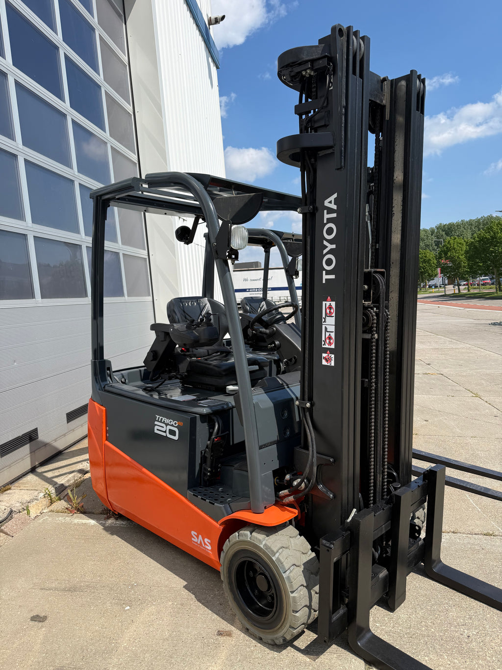 B00022 TOYOTA 8FBE20T 2000KG TRIPLEX 5,50M BJ.2018 7000UUR + SIDE SHIFT
