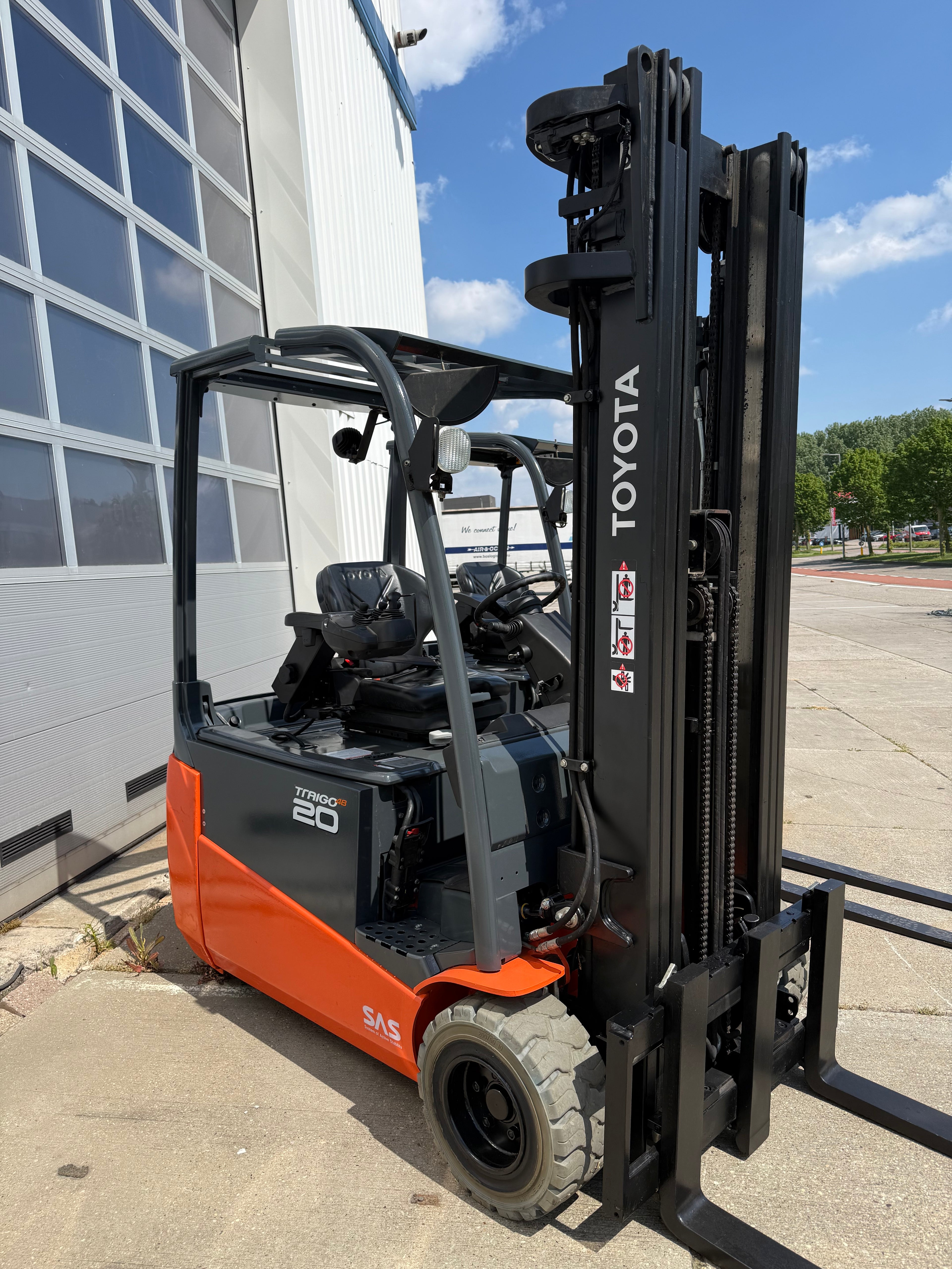 B00022 TOYOTA 8FBE20T 2000KG TRIPLEX 5,50M BJ.2018 7000UUR + SIDE SHIFT