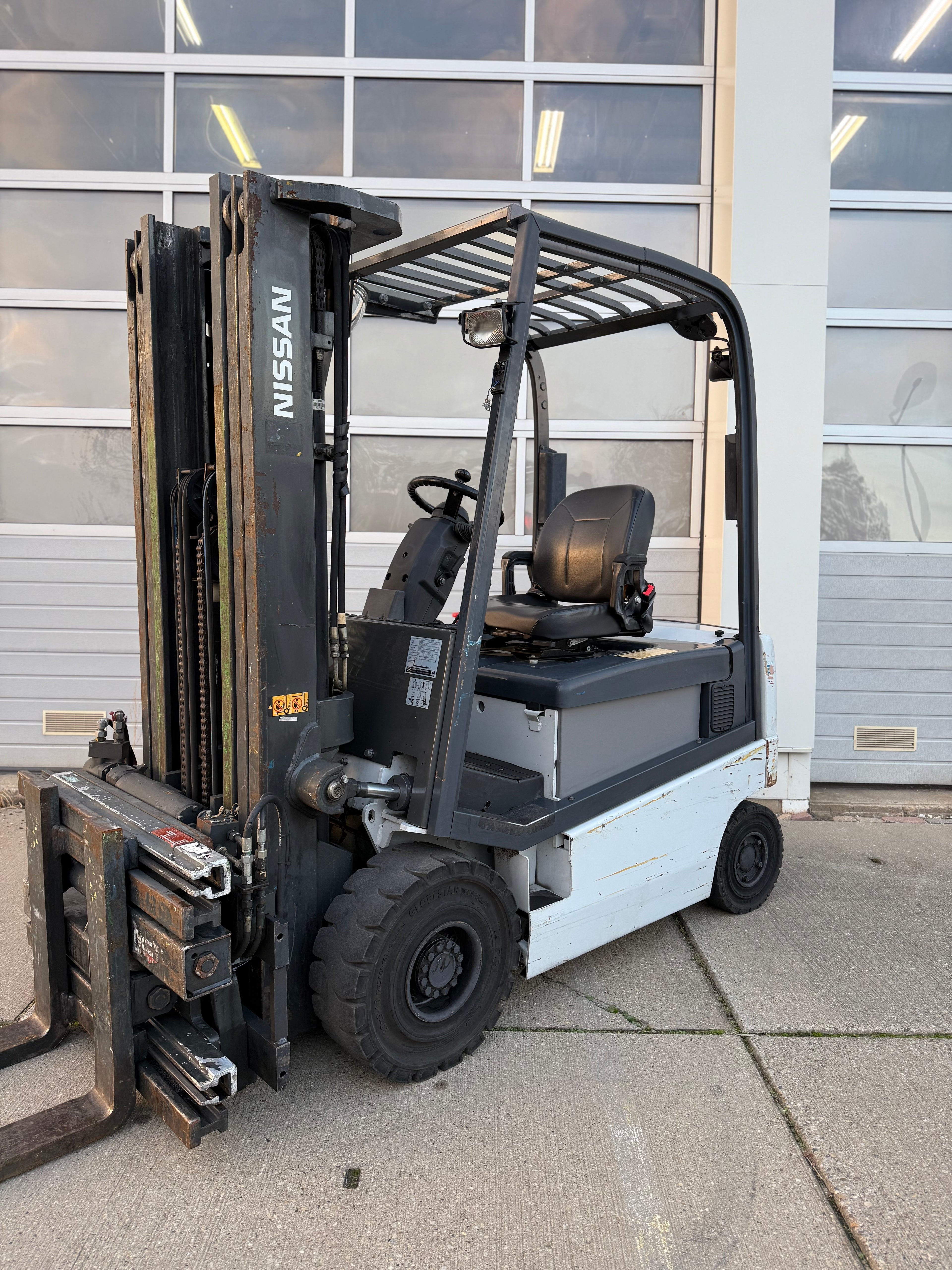 B00011 - NISSAN 2500KG BJ2013 TRIPLEX 4,75M SPREIDKANTEL BORD 360* HEFTRUCK