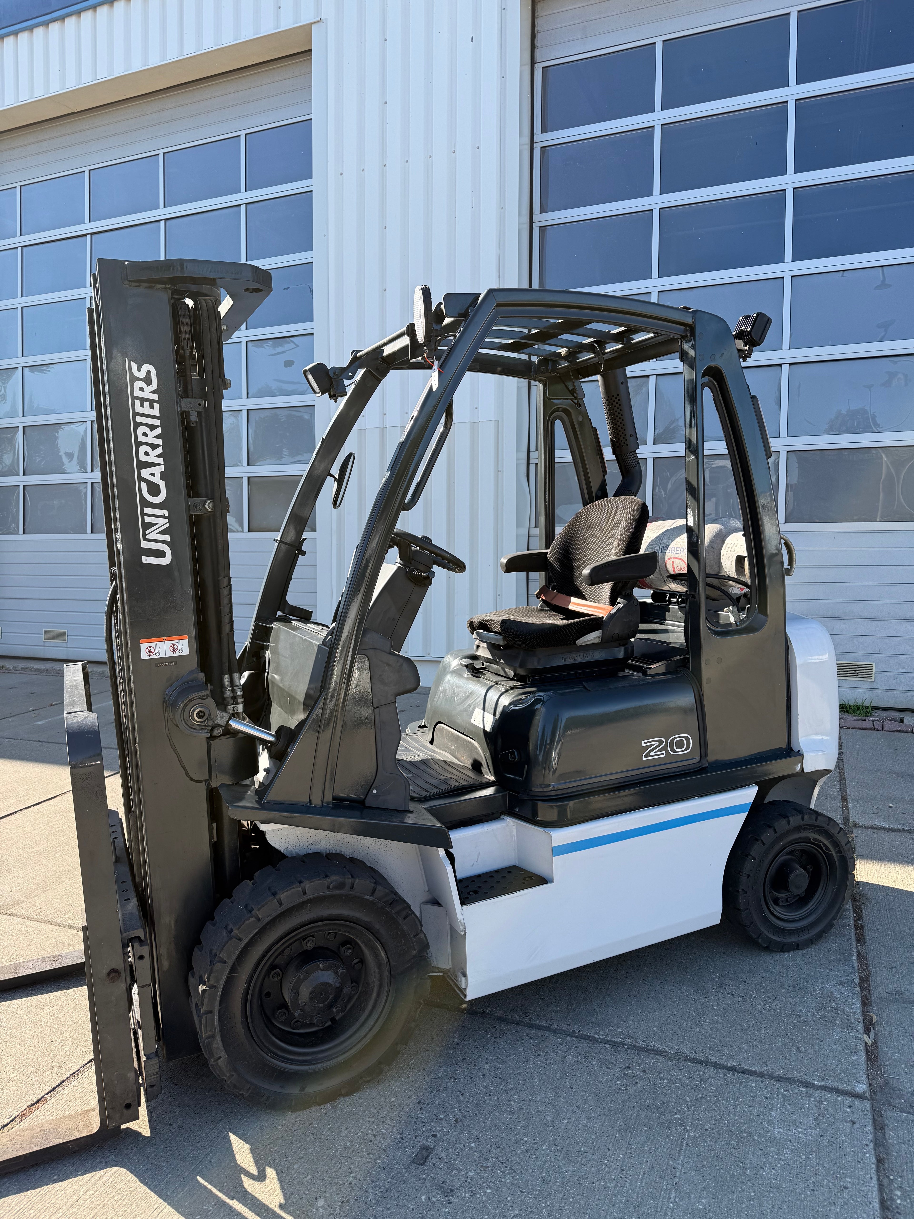 B00015 - 2021 LPG UNICARRIERS 2000KG 6400UUR TRIPLO 4,75 + SIDE SHIFT