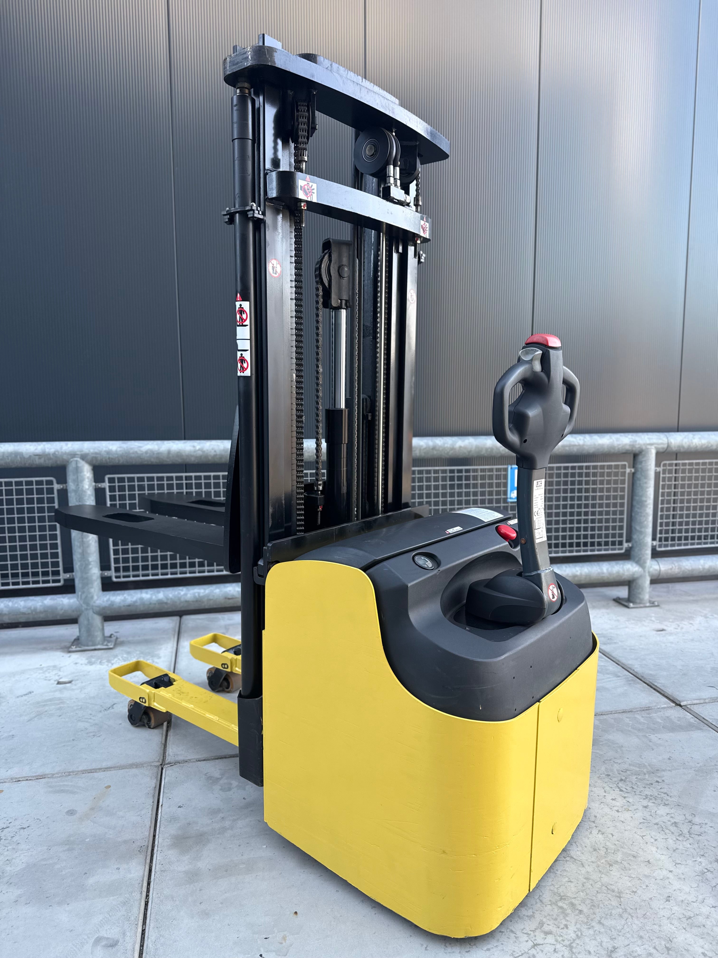 LOC STAPELAAR 1600KG TRIPLEX 4,50M 2000UUR NETTE STAPELAAR