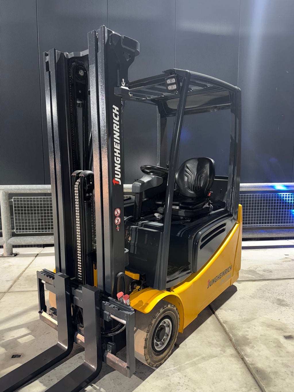 B00007 - JUNGHEINRICH EFG216K 1600KG TRIPLEX 4,60M BJ 2015 3500UUR