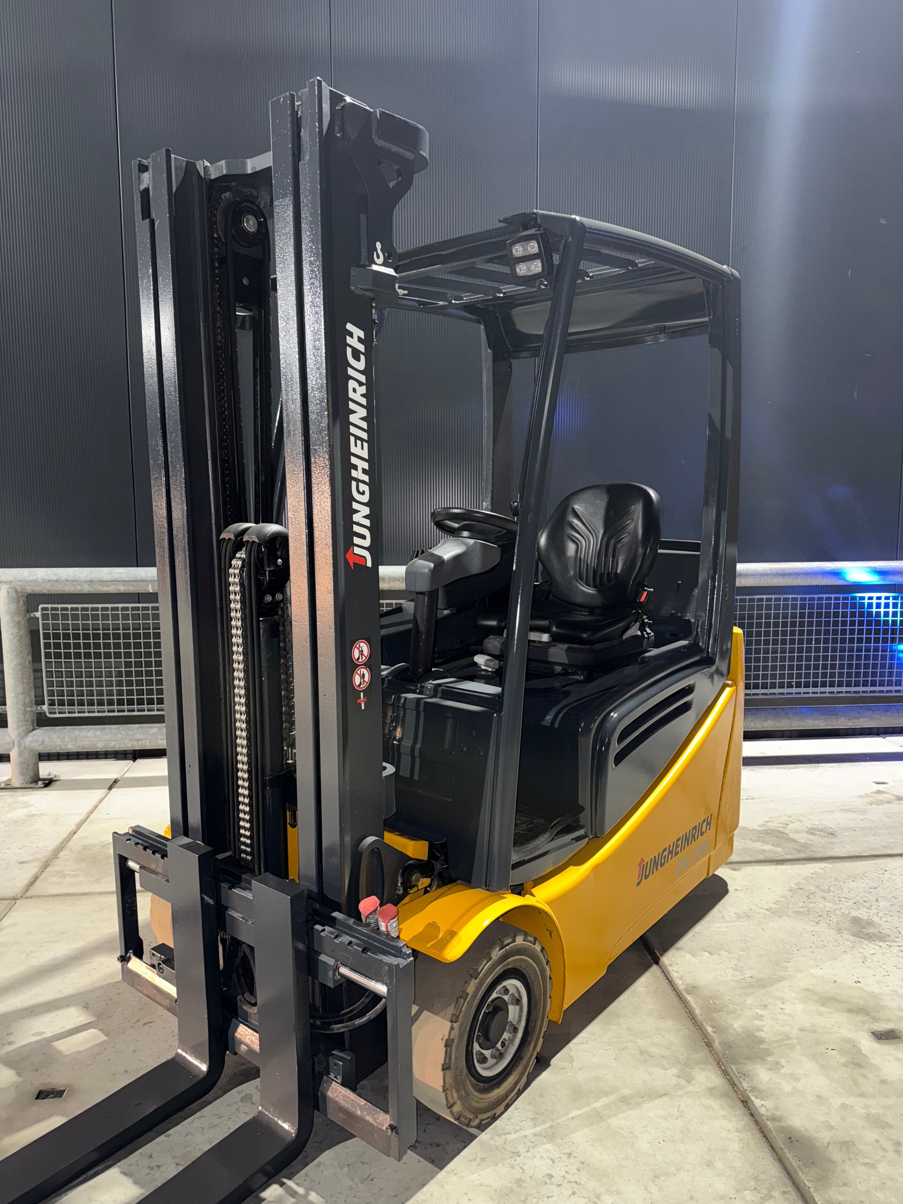 B00007 - JUNGHEINRICH EFG216K 1600KG TRIPLEX 4,60M BJ 2015 3500UUR