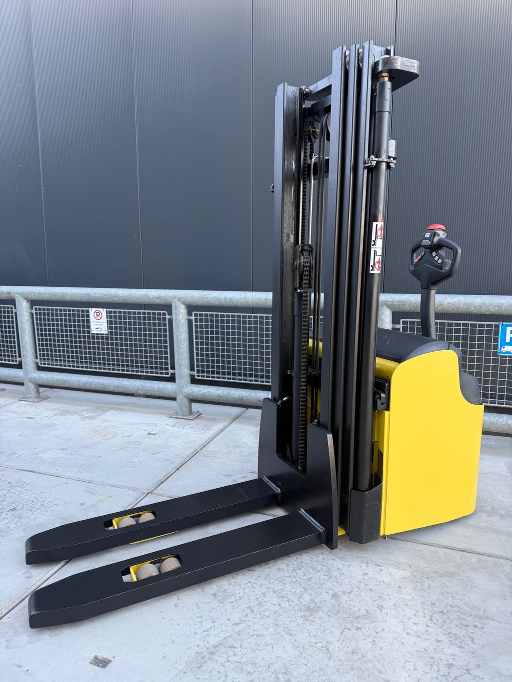 LOC STAPELAAR 1600KG TRIPLEX 4,50M 2000UUR NETTE STAPELAAR