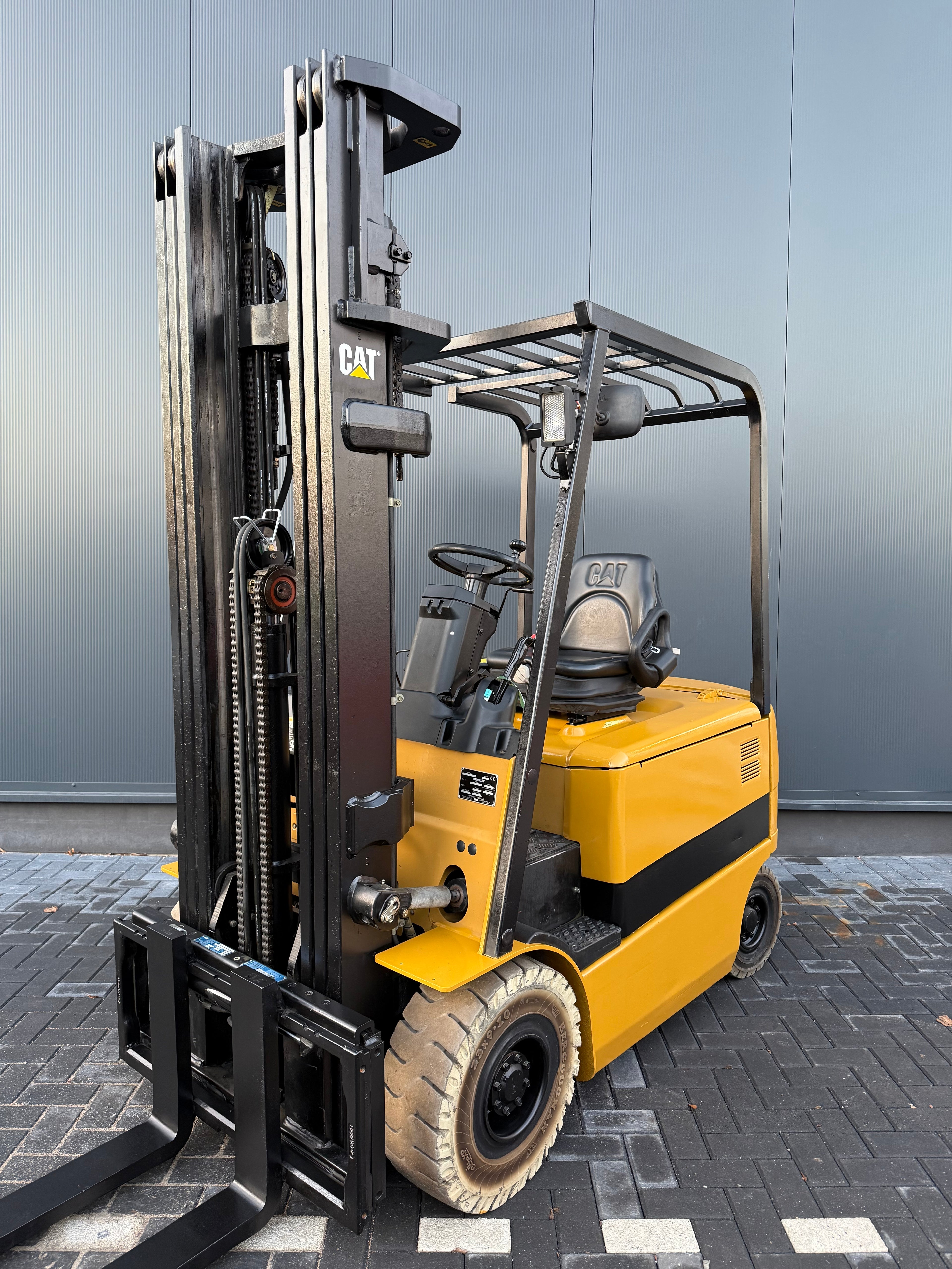 B00004 - CATERPILLAR EP25K 2500KG TRIPLEX 6.0M 6000UUR BJ. 2006