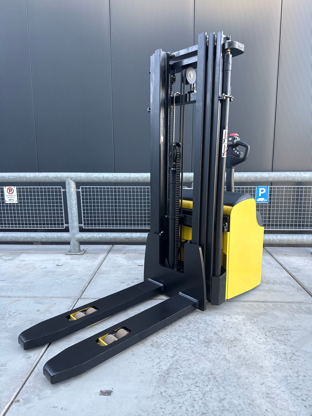 LOC STAPELAAR 1600KG TRIPLEX 4,50M 2000UUR NETTE STAPELAAR