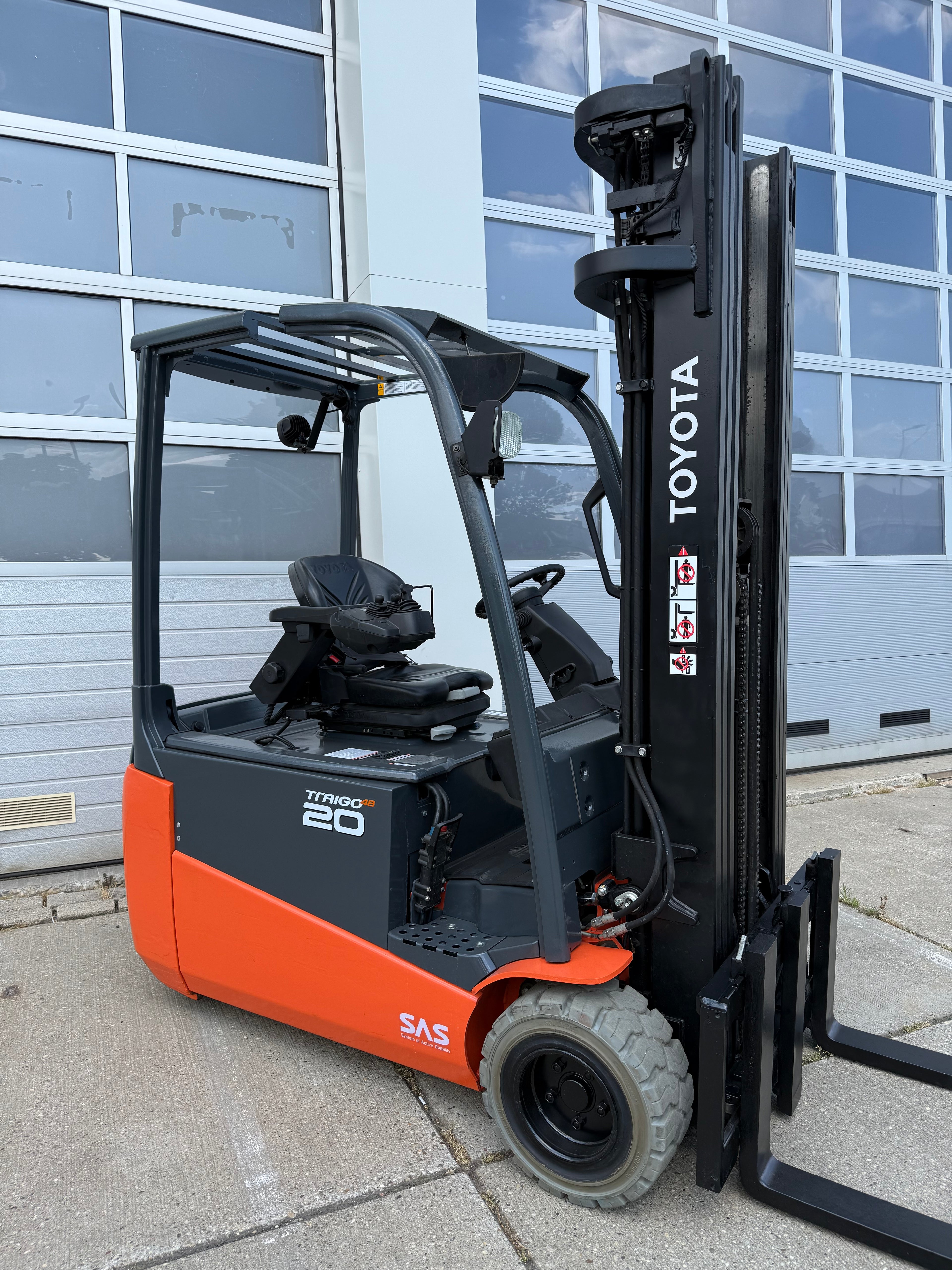 B00022 TOYOTA 8FBE20T 2000KG TRIPLEX 5,50M BJ.2018 7000UUR + SIDE SHIFT