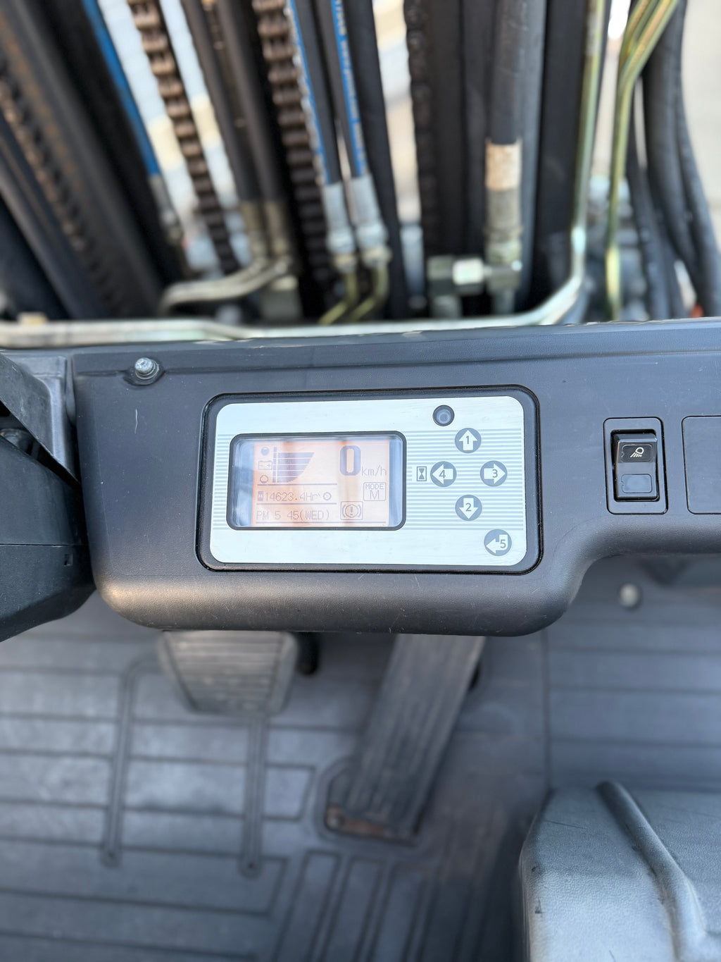 B00011 - NISSAN 2500KG BJ2013 TRIPLEX 4,75M SPREIDKANTEL BORD 360* HEFTRUCK