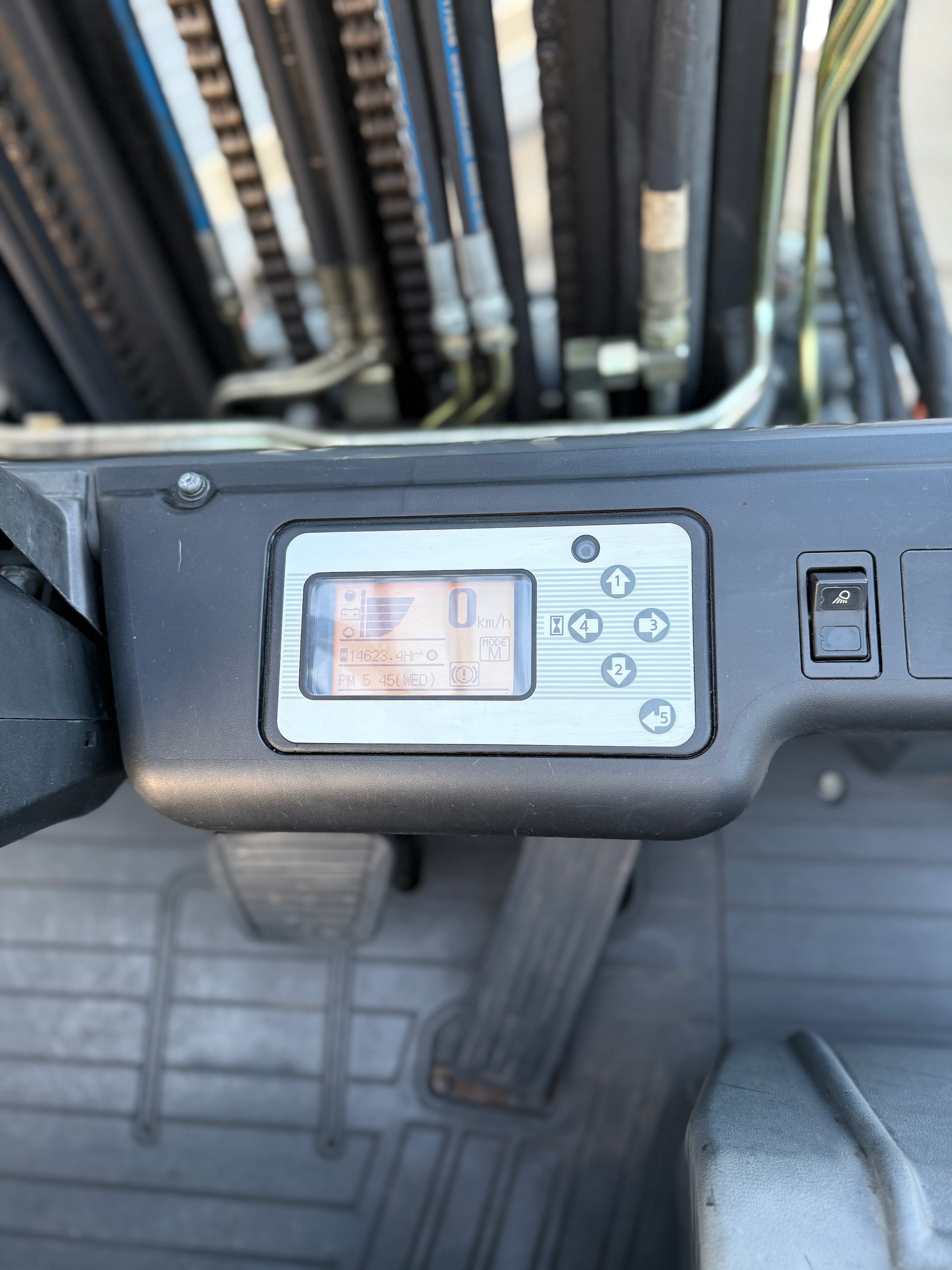 B00011 - NISSAN 2500KG BJ2013 TRIPLEX 4,75M SPREIDKANTEL BORD 360* HEFTRUCK