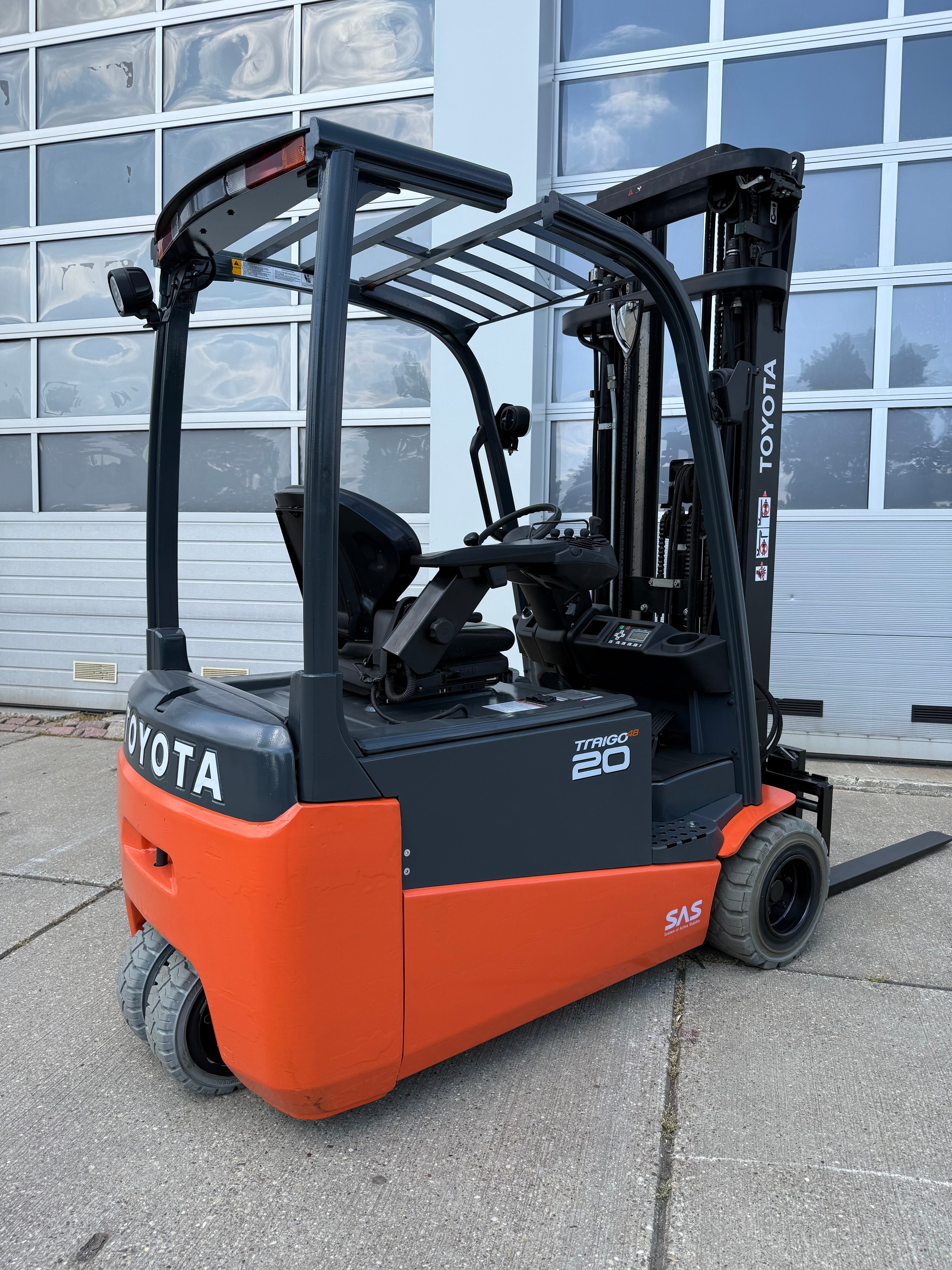 B00022 TOYOTA 8FBE20T 2000KG TRIPLEX 5,50M BJ.2018 7000UUR + SIDE SHIFT