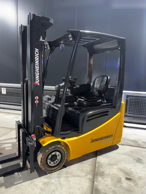 B00007 - JUNGHEINRICH EFG216K 1600KG TRIPLEX 4,60M BJ 2015 3500UUR