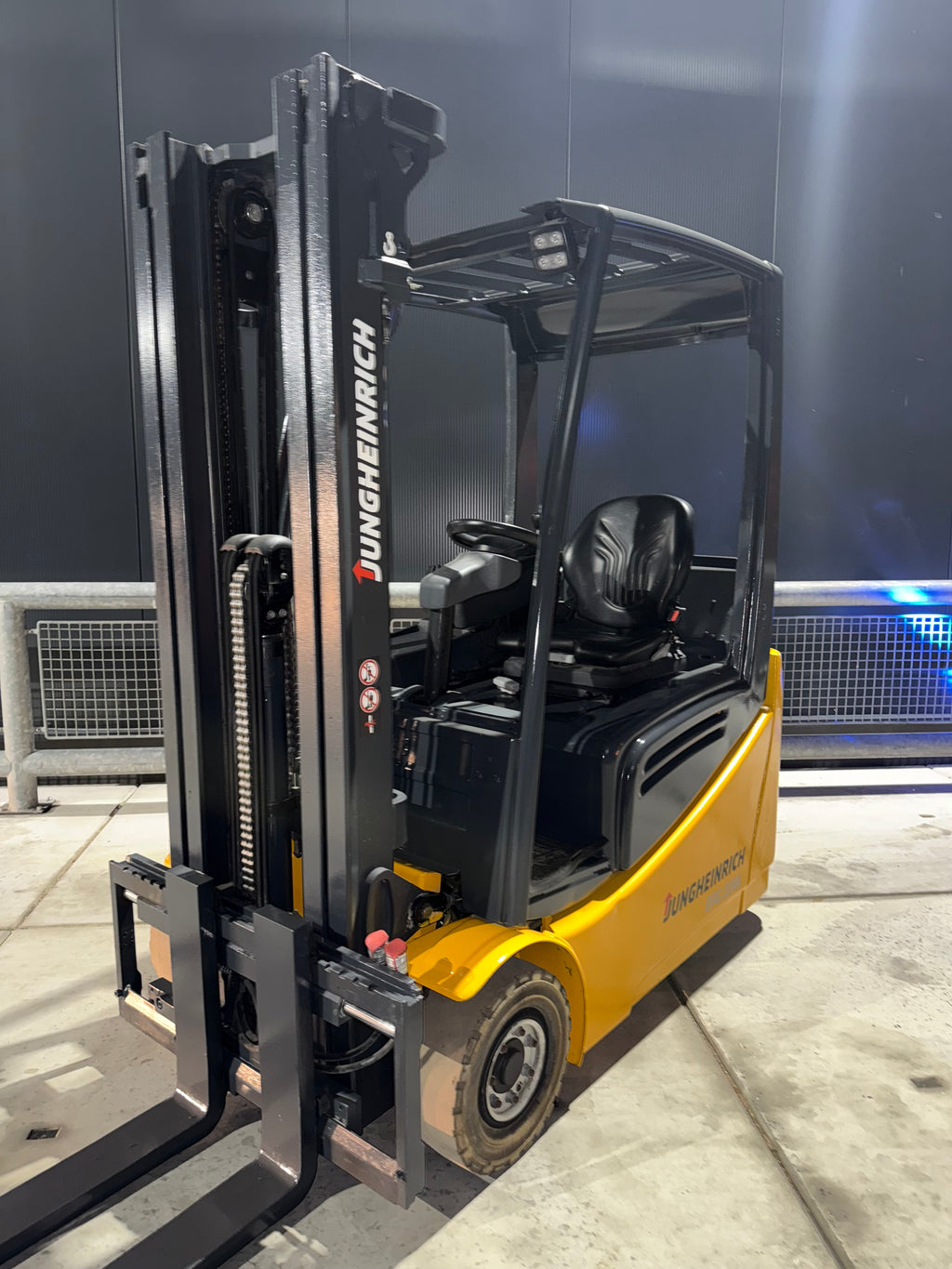 B00007 - JUNGHEINRICH EFG216K 1600KG TRIPLEX 4,60M BJ 2015 3500UUR