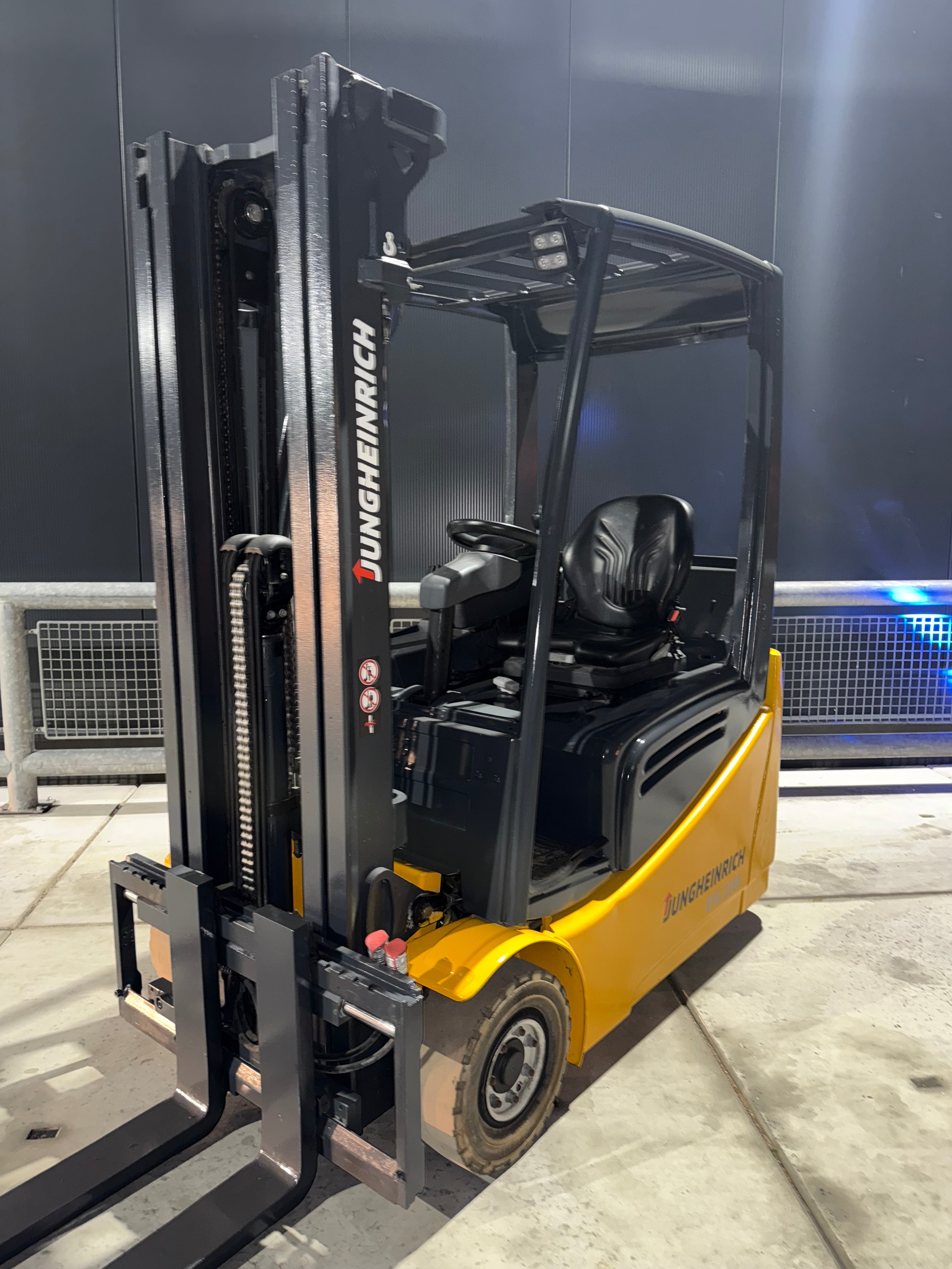 B00007 - JUNGHEINRICH EFG216K 1600KG TRIPLEX 4,60M BJ 2015 3500UUR