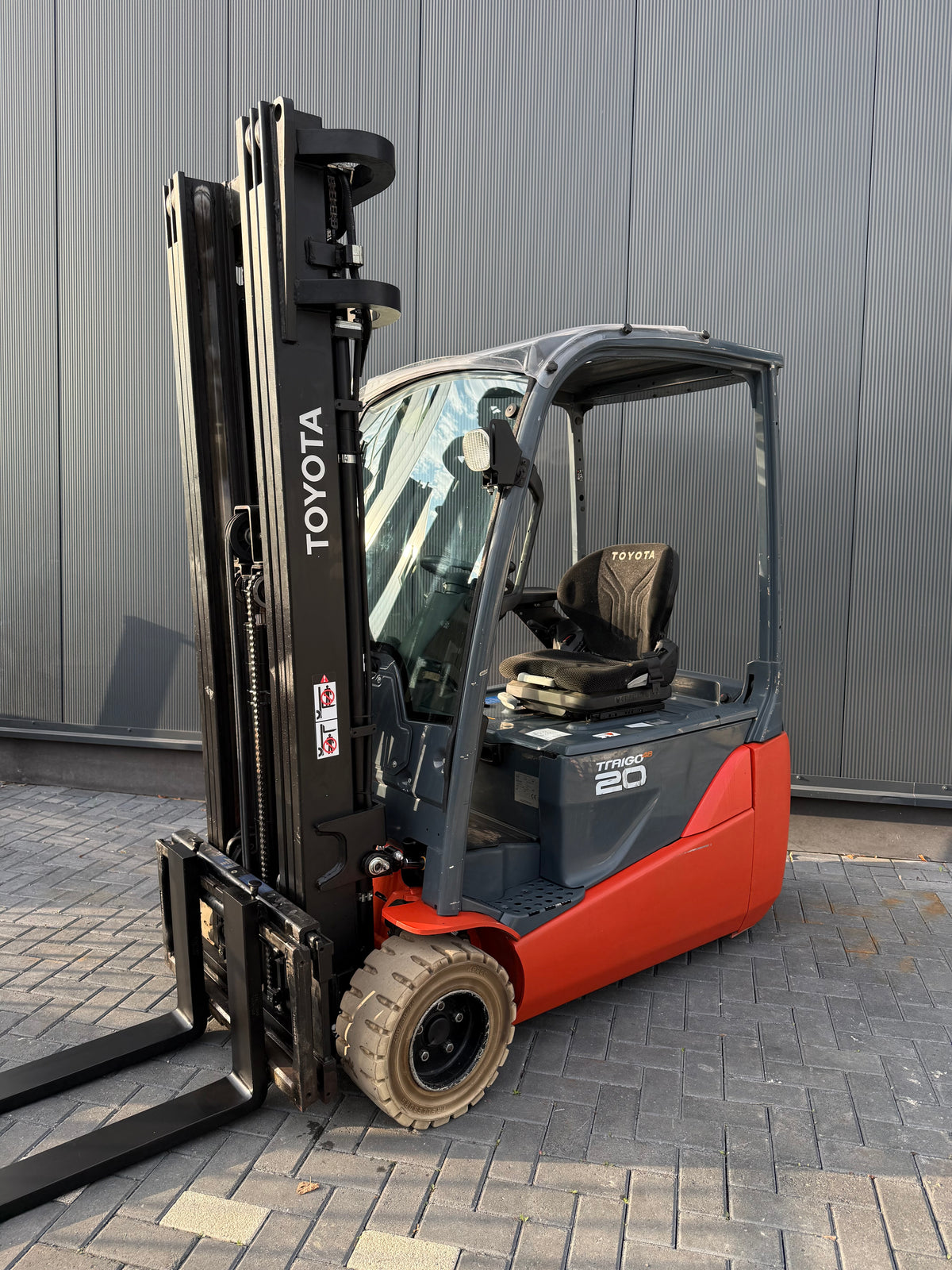 B00029 - TOYOTA 8FBE20T 2000KG TRIPLEX 5,5M BJ2016 7200UUR TOP BATT