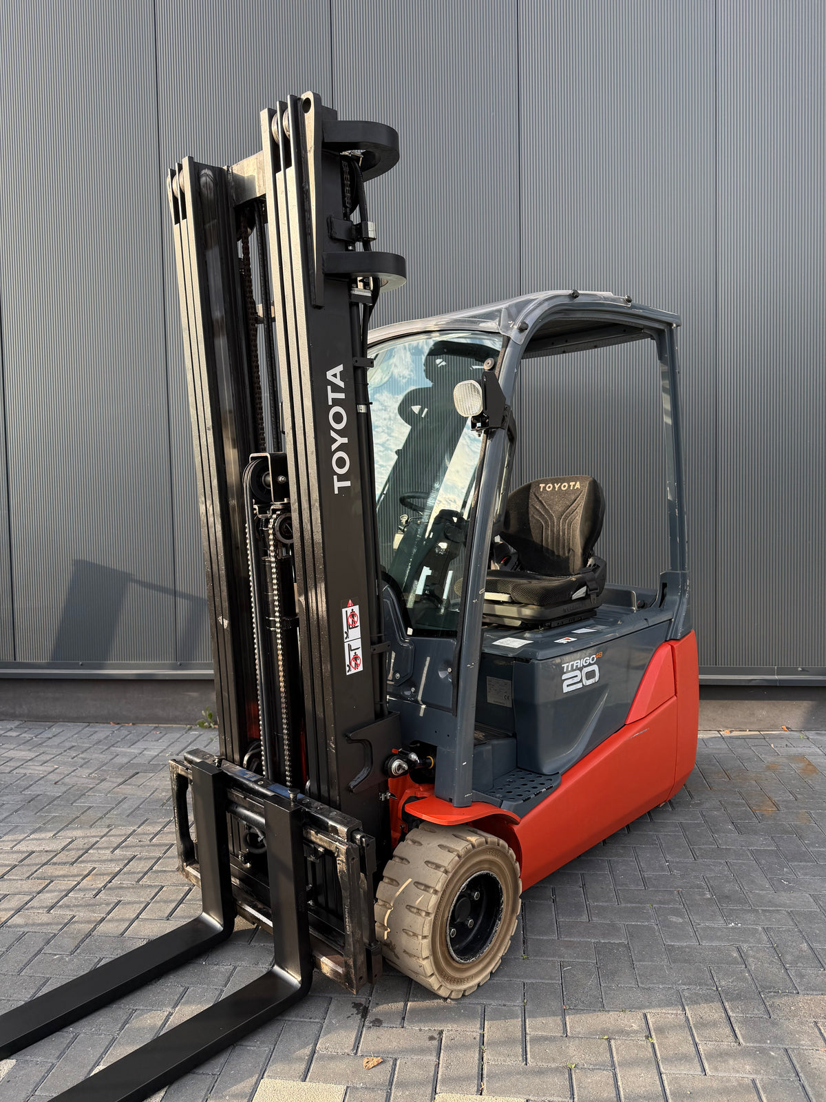 B00029 - TOYOTA 8FBE20T 2000KG TRIPLEX 5,5M BJ2016 7200UUR TOP BATT