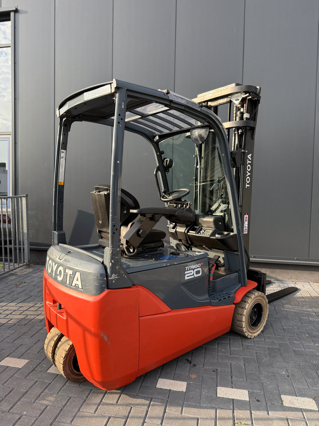 B00029 - TOYOTA 8FBE20T 2000KG TRIPLEX 5,5M BJ2016 7200UUR TOP BATT